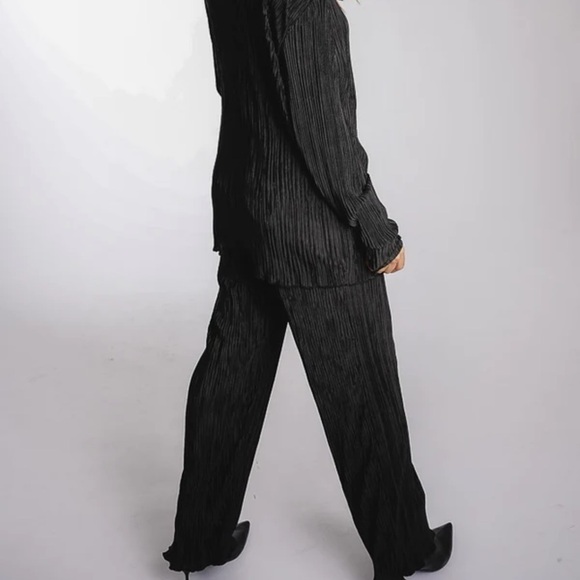 Boutique Plisse Set - Picture 6 of 11